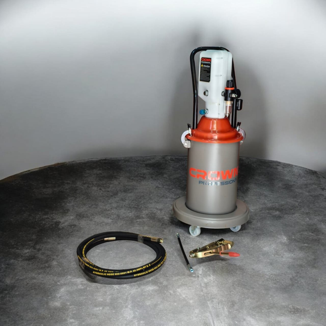 مضخة التشحيم بالهواء Pompe À Graisse Pneumatique 12L CROWN CT38097 (نسخة)